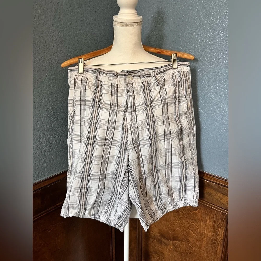 Apt. 9 Men's Plaid Shorts in Gray and White
